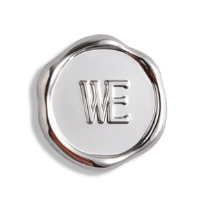 Badge en métal de forme d'enveloppe, couleur argent, avec logo en relief, design simple et créatif, étiquette de type scutcheon - Product Image 1