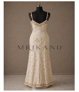 Robe de soirée longue en brocart de luxe avec des cristaux de qualité supérieure et des embellissements en perles faits à la main pour les fêtes de mariage - Product Image 1