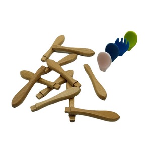 Cucharas de silicona para bebés con mangos de madera, mangos de madera maciza, cucharas suaves, cucharas para comida de bebé con madera de haya, directamente de fábrica. - Product Image 4