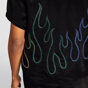 เสื้อเชิ้ตฮาวายผู้ชายแขนสั้นผ้าซาตินไหมพิมพ์ลายเปลวไฟประดับเพชรพลอยสไตล์ลำลองสำหรับฤดูร้อน - Product Image 3