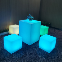 Ensemble table et chaises en cube LED sept couleurs en PE au design moderne pour hôtel et salon, expédié par la poste