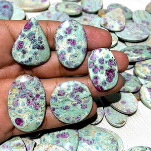 Pierres précieuses naturelles en gros pour la guérison Reiki, mélange de rubis et de fuchsite, formes variées 25-40mm pour la fabrication de pendentifs, bagues, bijoux en argent et laiton - Product Image 1