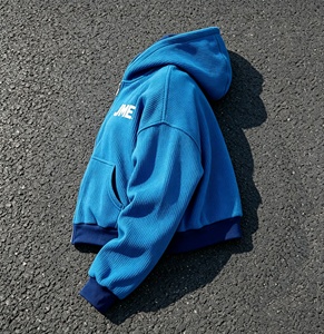 Sweat à capuche zippé vintage en maille gaufrée OEM, coupe oversize et courte, style streetwear, avec impression personnalisée sur la poitrine - Product Image 2