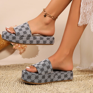 2026 Hot Summer Designer Brand Sandals Non-slip Platform Ladies <b>slippers</b> Female Outdoor Flip-flops Luxury <b>slippers</b> for Women - Product Image 3