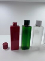 Bouteille de lotion vide en PETG, 200 ml, plate et carrée, verte et rouge, finition mate, avec bouchon intérieur et capuchon, personnalisable avec logo, vente en gros