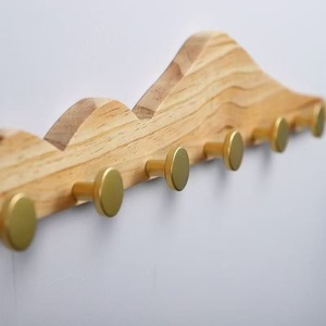 Ganchos de pared de madera maciza con 4 ganchos de latón en forma de montaña para recibidor, armario o perchero. - Product Image 2