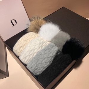 <span class=keywords><strong>Bonnet</strong></span> en <span class=keywords><strong>cachemire</strong></span> acrylique de luxe sur mesure avec broderie 3D et <span class=keywords><strong>pompon</strong></span> amovible en fourrure de renard véritable - Product Image 3