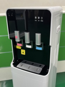 Distributore di refrigeratore d'acqua di lusso 3 rubinetti compressore di raffreddamento in plastica distributore di acqua in bottiglia caldo e freddo - Product Image 5