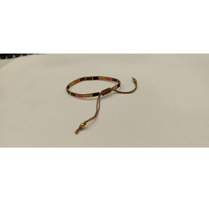 Bracelet artisanal Sstringz en perles Miyuki Delica dorées, brunes et pêche, réglable, minimaliste et géométrique. - Product Image 1