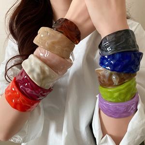 Bracelet ouvert circulaire en acrylique rétro YL avec un design simple, tendance, personnalisé et polyvalent - Product Image 4