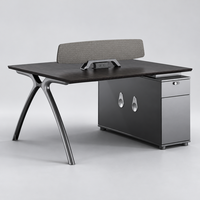 Bureau de direction moderne avec plateau en bois foncé, écran de confidentialité, armoire de rangement, tiroirs et accès aux câbles pour le travail