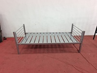 Lit simple moderne en métal tubulaire carré, en fer argenté, pour adultes