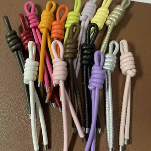 Porte-clés tressé style coréen, pendentif en cuir PU couleur unie, breloque de sac, artisanat manuel coloré, clochette en forme de cœur et goutte d'eau - Product Image 1