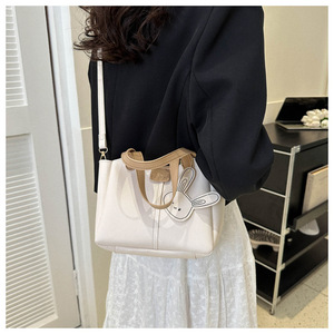 กระเป๋าถือสะพายข้างผู้หญิงแบบนุ่ม รุ่นใหม่ ปี 2025 ดีไซน์ทันสมัย ลายการ์ตูนกระต่ายน่ารัก - Product Image 5