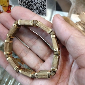 Bracelet Ky Nam Premium Plaqué Or, Finition Huilée avec 9 Pièces de Bois et 18 Perles, Taille Personnalisée - Product Image 1