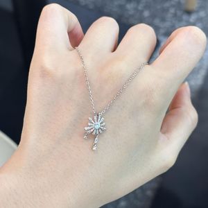 Collier en argent sterling S925 avec pendentif en forme de flocon de neige scintillant et perle, chaîne longue délicate pour clavicule, motif géométrique bleu et blanc givré - Product Image 1