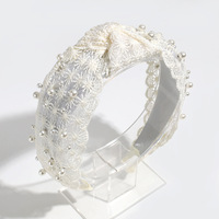 Serre-tête large en plastique beige élégant pour jeunes femmes, orné de dentelle, de perles et de fleurs brodées