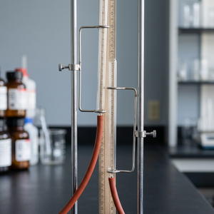 อุปกรณ์วัดความดันแบบโปลส์ รุ่น CPM-251 ยี่ห้อ Crown Lab Supplies ขายดีที่สุด ผลิตจากเหล็กหล่อเคลือบเงา ติดผนัง พร้อมแกนเหล็กกล้าไร้สนิม 2 แกน ขนาด 0-100 ซม. x 1 มม. รับผลิตแบบ OEM - Product Image 2