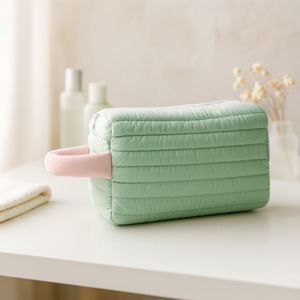 Trousse de maquillage gonflée avec logo personnalisé Trousse de toilette légère Trousse cosmétique en nylon matelassé avec fermeture éclair pour rouge à lèvres pelucheux - Product Image 2