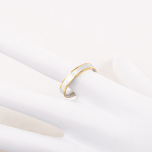 แหวนคู่รักลายตัวเลขโรมันสีไทเทเนียมสตีลแบบแบ่งสี สำหรับงานหมั้น สีเงิน สีทอง สีดำ - Product Image 4