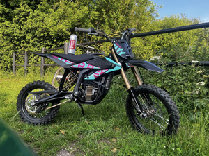 Bicicleta Eléctrica Surron Hyper Bee en Stock en Almacén <span class=keywords><strong>de</strong></span> EE. UU., <span class=keywords><strong>Motor</strong></span> <span class=keywords><strong>de</strong></span> 8000W, Batería <span class=keywords><strong>de</strong></span> 58V 22Ah, Alcance <span class=keywords><strong>de</strong></span> 100km, Bicicleta Eléctrica <span class=keywords><strong>de</strong></span> Alto Rendimiento - Product Image 4