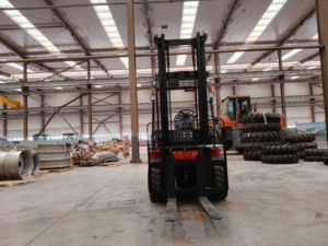 Montacargas: Capacidad de Elevación de 4 Metros para Aplicaciones Industriales y de Almacén Exigentes. - Product Image 2