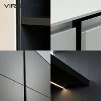 Ensemble de meubles de cuisine modulaires de luxe écologiques avec îlot cascade, lustre géométrique en laiton et design de fenêtre urbaine – Garantie 5 ans