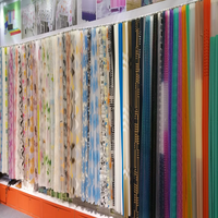 Nappe blanche en gros avec des points colorés, linge de table réutilisable pour la restauration d'événements
