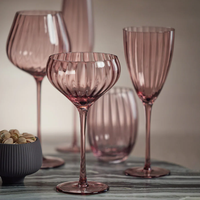 Collection de verrerie optique : Verres à vin, coupes à champagne et coupes à martini en cristal rose, gris, bleu et transparent, à long pied, en promotion