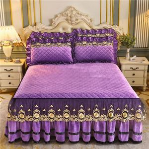Falda de <span class=keywords><strong>Cama</strong></span>, Cubrecamas Cálidos y Gruesos, Juego de Tres Piezas de Terciopelo Cristalino Color Coral, Juego de Ropa de <span class=keywords><strong>Cama</strong></span> de Franela, Tamaño King, Textiles para el Hogar - Product Image 4