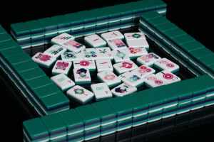 Popular Juego de Mahjong Americano de Cristal Verde Oscuro de Alta Calidad con Fichas Acrílicas de 4 Capas para Reuniones Familiares y Entretenimiento - Product Image 3