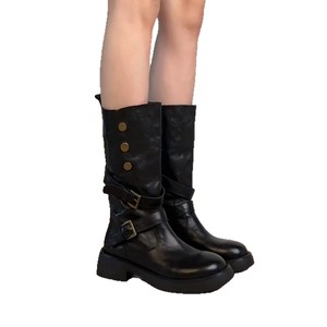 Botas de montar de media caña para mujer, estilo retro, de piel de vaca, con hebilla, tacón grueso, punta redonda, ajuste ceñido, color negro - Product Image 1