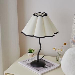 Lampe de chevet réglable de style rétro, design à pétales plissés, ambiance féminine Instagram-worthy pour les chambres, alimentation par batterie - Product Image 2