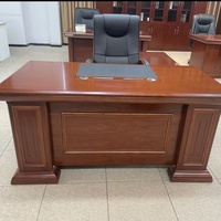 Escritorio Ejecutivo con Acabado en Caoba, Pedestal con Cajones con Cerradura, Panel de Modestía Completo y Almacenamiento Lateral para Oficina VIP