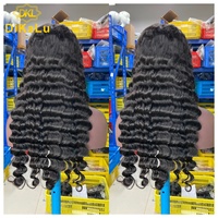 Prix de gros Perruque en cheveux humains bruts non traités, ondulation profonde lâche, Remy vierge, cuticules alignées, perruque frontale en dentelle transparente 13*4