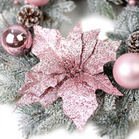 Guirlande de Noël Artisanale Rose Vif Givrée pour Intérieur, Ensemble de Décorations de Fêtes avec Boules Artificielles, Poinsettias et Cône de Pin