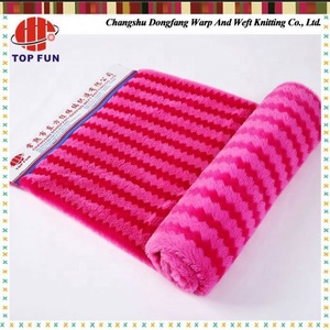 Usine personnalisé de haute qualité à poils bas tissu en <span class=keywords><strong>peluche</strong></span> 3D Plaid Jacquard fausse fourrure de lapin tissu en <span class=keywords><strong>peluche</strong></span> de couleur unie pour les vêtements - Product Image 3
