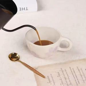 Tasse en céramique créative de style japonais, motif pétale, 8 oz, peinte à la main, design irrégulier, compatible lave-vaisselle et micro-ondes, pour le thé de l'après-midi - Product Image 2