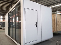 Maisonnette modulaire festive à assembler rapidement, avec deux chambres, cuisine et salle de bain, pour suites d'hôtes de Noël