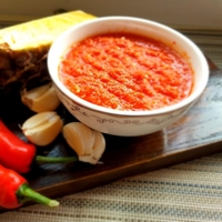 Sauce piquante au poulet chili condiment épicé à la volaille sauce de table à saveur d'Asie du Sud-Est appariement viandes frites grillées grillées