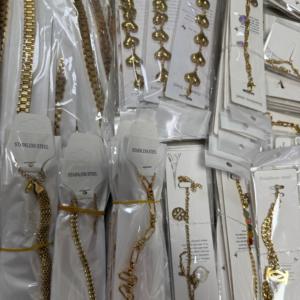 Bracelet Trèfle Designer en Acier Inoxydable Plaqué Or 18 carats et Collier Cœur Cubain de Luxe avec Lettre CC – Vente en Gros - Product Image 3