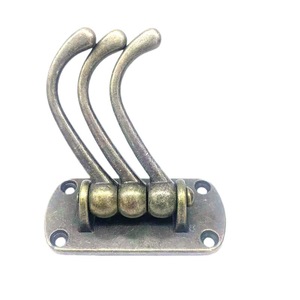 Gancho para Abrigos de Aleación de Zinc Estilo Europeo con Tres Ganchos para Puerta de Armario, 77 mm x 38 mm, Acabado Bronce Antiguo - Product Image 3