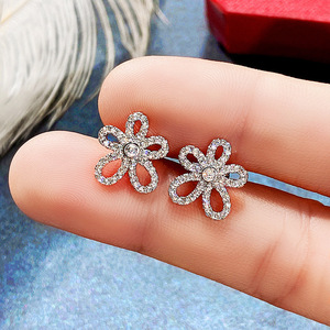Boucles d'oreilles en or blanc E1266 avec diamants ronds taille brillant couleur D naturelles pour femme, classiques et à porter au quotidien - Product Image 6