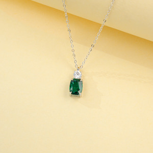 Collar con Colgante de Esmeralda en Plata de Ley 925, Esmeralda Creada en Laboratorio con Corte Esmeralda y Acentos de Circonita Cúbica, Joyería Fina para Mujer - Product Image 4