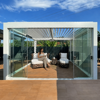 Pergola bioclimatique moderne en aluminium à lames orientables, fixée au mur, avec télécommande, imperméable, pour jardin et terrasse