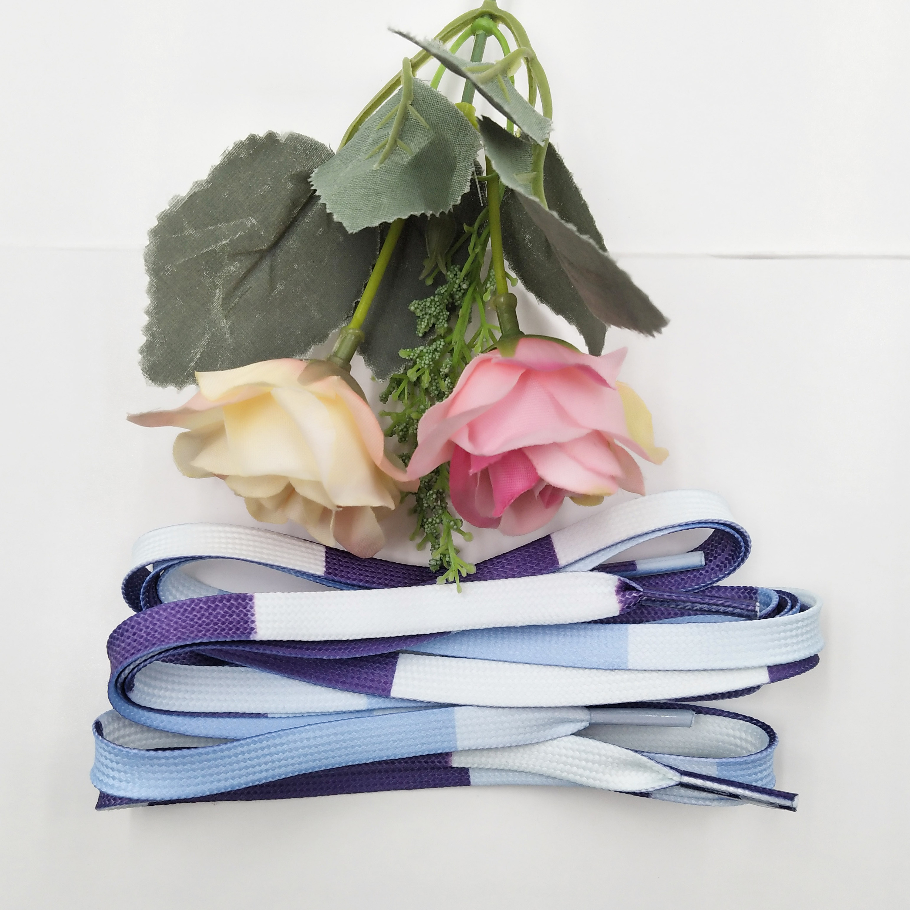 Violet bleu clair blanc