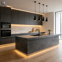 Ensemble de meubles de cuisine et de garde-manger résidentiel moderne, design de luxe haut de gamme, minimaliste, gris foncé, avec îlot en pierre cascade
