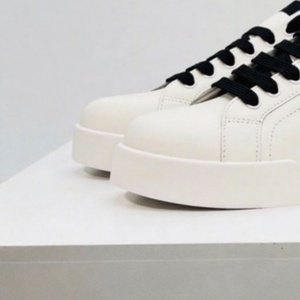 Zapatillas deportivas de cuero genuino, estilo court, punta redonda, con cordones, transpirables, blancas y negras, con logo impreso, para todas las temporadas, estilo walking. - Product Image 2