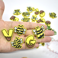 Promotionnel nouvelle abeille en forme de lettre Style chaussures breloques avec populaire Pvc dessin animé charme décoration pour chaussure sabot boucle accessoire