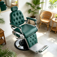 Fauteuil de barbier vintage émeraude, cuir vert capitonné, panneau latéral chromé courbé unique et base à rebord en caoutchouc.